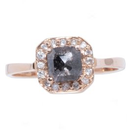 Anillo rosas en el mar