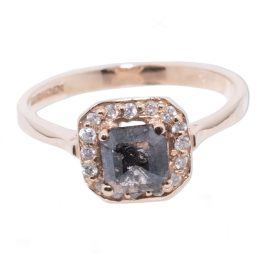 Anillo rosas en el mar