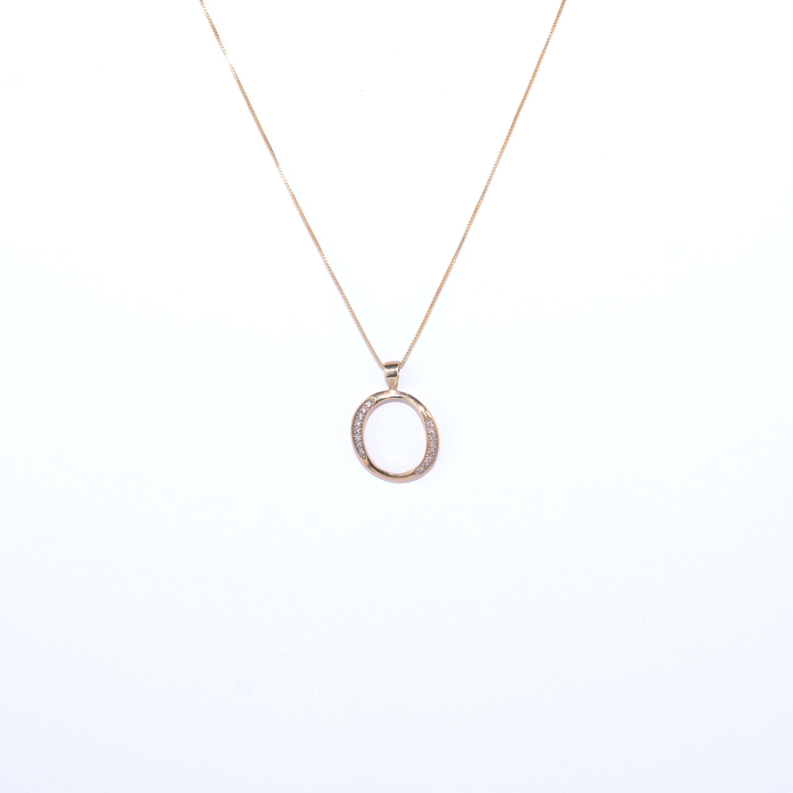 Dije oval y cadena